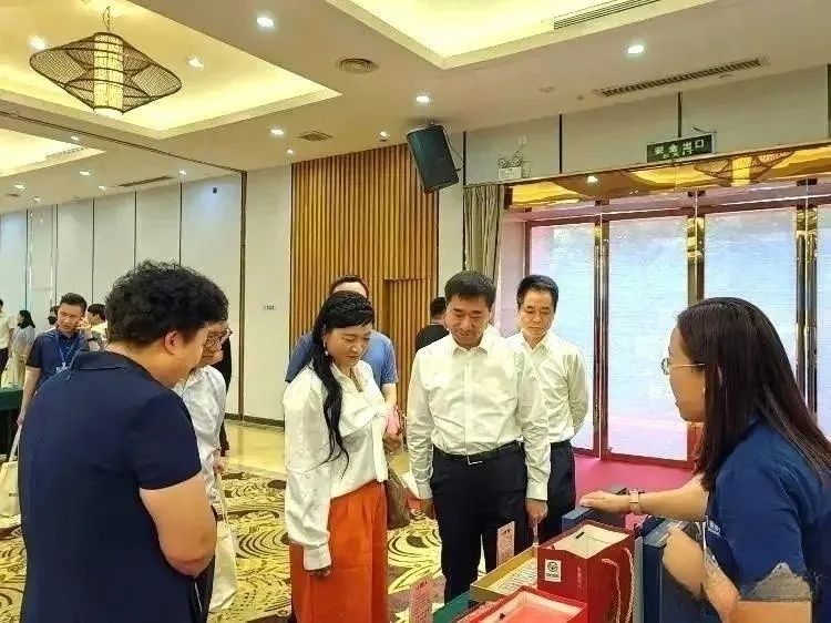 【協(xié)會(huì)動(dòng)態(tài)】2023年“黃河口農(nóng)品”（深圳）推介會(huì)暨山東·東營(yíng)現(xiàn)代農(nóng)業(yè)投資說(shuō)明會(huì)在深圳成功舉辦，我會(huì)秘書長(zhǎng)黃愛應(yīng)邀出席并致辭